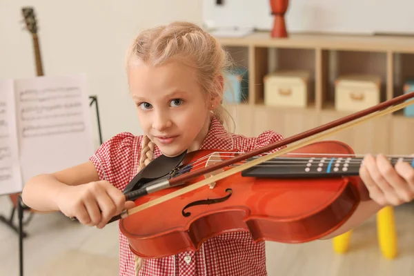 Söt Liten Flicka Spelar Fiol Musikskola — Stockfoto