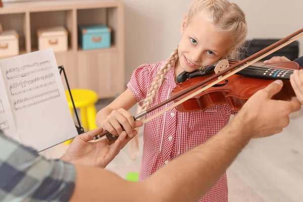 Lehrer Gibt Musikunterricht Der Schule — Stockfoto