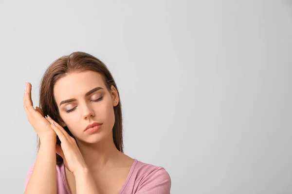 Junge Frau Mit Schönem Make Auf Hellem Hintergrund — Stockfoto