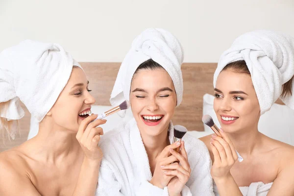 Jovens Mulheres Bonitas Aplicando Maquiagem Quarto — Fotografia de Stock