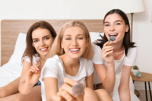 Hermosas Mujeres Jóvenes Aplicando Maquillaje Dormitorio — Foto de Stock