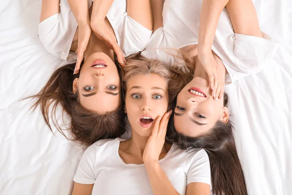 Jonge Vrouwen Met Mooie Make Liggend Bed — Stockfoto