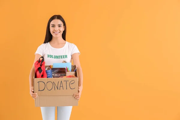 Voluntariado Con Donaciones Para Huérfanos Sobre Fondo Color — Foto de Stock