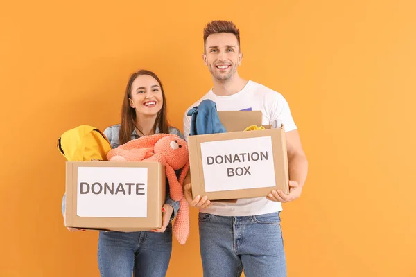 Freiwillige Mit Spenden Für Waisenkinder Auf Farbigem Hintergrund — Stockfoto