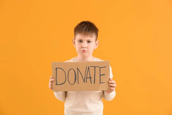 Niño Sosteniendo Cartón Con Texto Donar Sobre Fondo Color —  Fotos de Stock