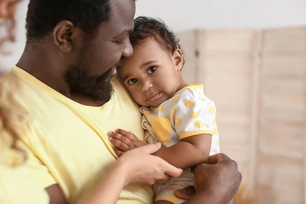 Šťastní Afroameričtí Rodiče Roztomilým Dítětem Doma — Stock fotografie