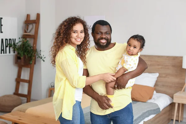 Mutlu Afro-Amerikan ebeveynler ve evde şirin bir bebek