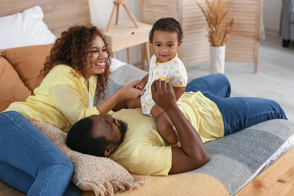 Šťastní Afroameričtí Rodiče Roztomilým Dítětem Doma — Stock fotografie