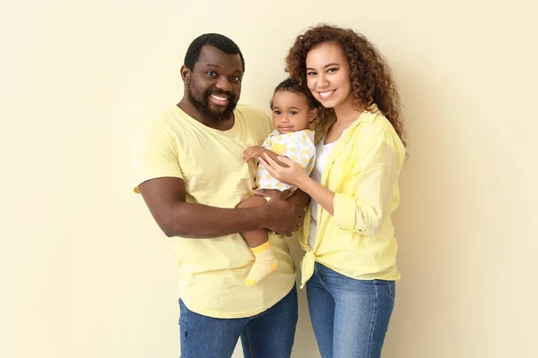 明るい背景でかわいい赤ちゃんを持つ幸せなアフリカ系アメリカ人の両親 — ストック写真