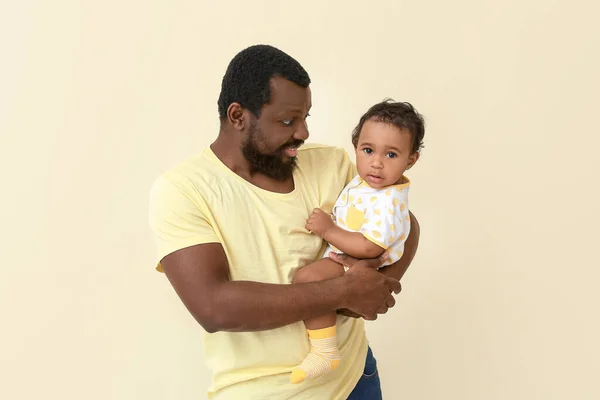 Happy African American Man Cute Baby Light Background — Stock Photo, Image