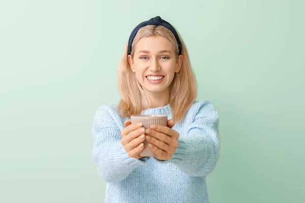 Schöne Junge Frau Mit Tee Auf Farbigem Hintergrund — Stockfoto