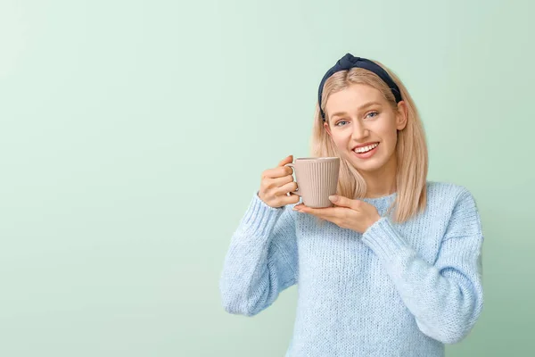 Schöne Junge Frau Mit Tee Auf Farbigem Hintergrund — Stockfoto