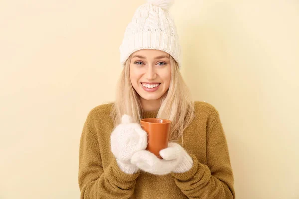 Renkli Arka Planda Çayı Olan Güzel Genç Bir Kadın — Stok fotoğraf