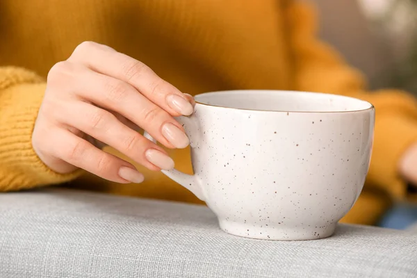 Mooie Jonge Vrouw Het Drinken Van Thee Thuis Close — Stockfoto