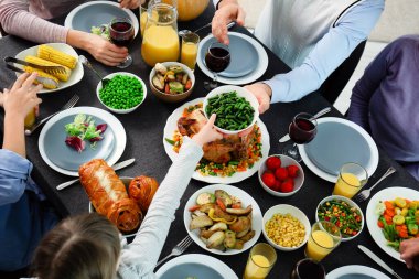 Aile Şükran Günü 'nü evde kutluyor.