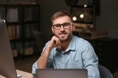 Geceleri ofiste çalışan erkek programcı.