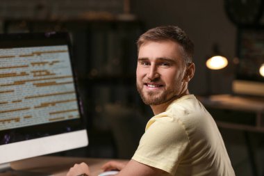Geceleri ofiste çalışan erkek programcı.