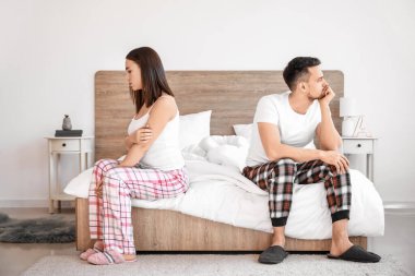 Yatak odasında tartışan genç bir çift.