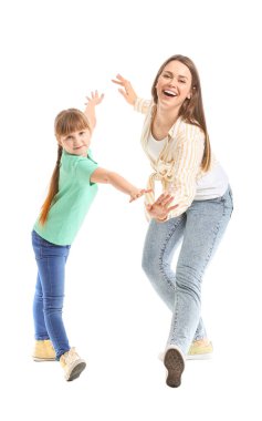 Mutlu anne ve küçük kızı beyaz arka planda dans ediyorlar.