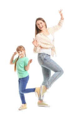 Mutlu anne ve küçük kızı beyaz arka planda dans ediyorlar.