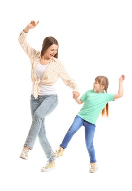 Mutlu anne ve küçük kızı beyaz arka planda dans ediyorlar.