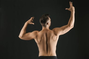 Esmer arka planda sportif bir adam.