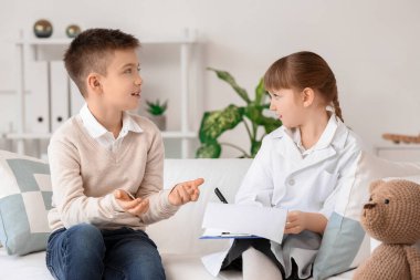 Klinikte hastayla çalışan sevimli küçük bir doktor.