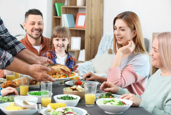 Familia Celebrando Día Acción Gracias Casa — Foto de Stock