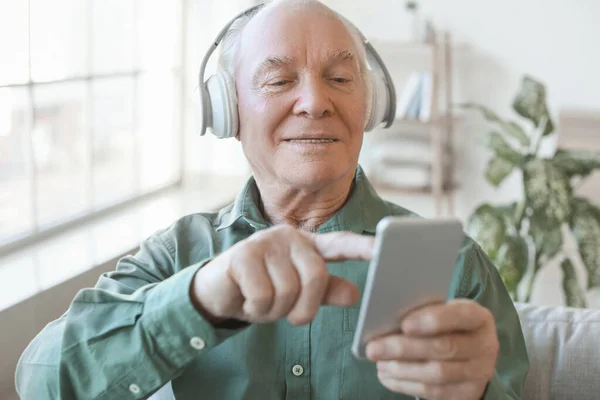 Oudere Man Met Mobiele Telefoon Hoofdtelefoon Thuis — Stockfoto