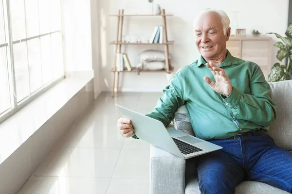 Oudere Man Met Laptop Thuis — Stockfoto