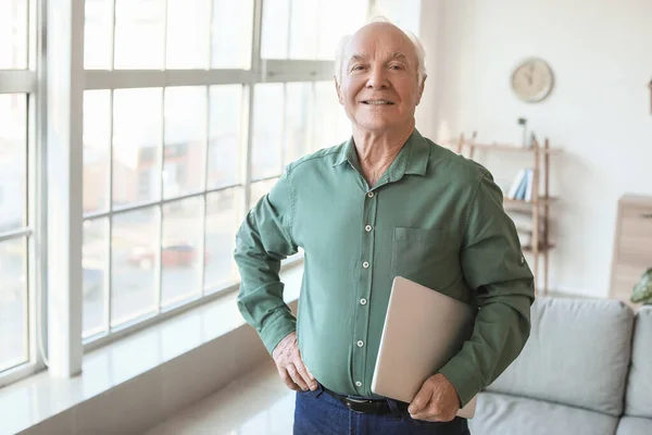 Oudere Man Met Laptop Thuis — Stockfoto