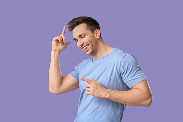 Cool Joven Bailando Sobre Fondo Color — Foto de Stock