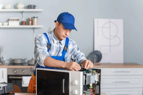 Trabalhador Reparar Forno Microondas Cozinha — Fotografia de Stock