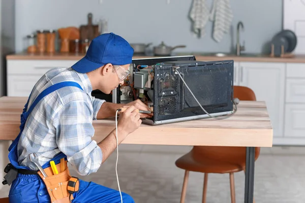 Worker Repairing Microwave Oven Kitchen — Stock Photo, Image