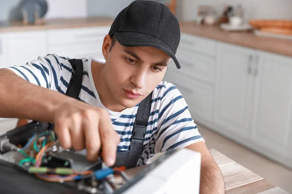 Trabajador Reparación Horno Microondas Cocina — Foto de Stock