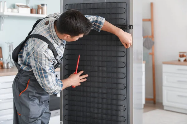Worker Repairing Refrigerator Kitchen — Stock Photo, Image