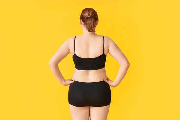 Renkli Arka Planda Şişman Bir Kadın Kilo Verme Konsepti — Stok fotoğraf