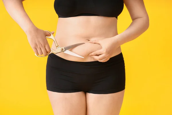 Mujer Con Sobrepeso Tijeras Sobre Fondo Color Concepto Pérdida Peso — Foto de Stock