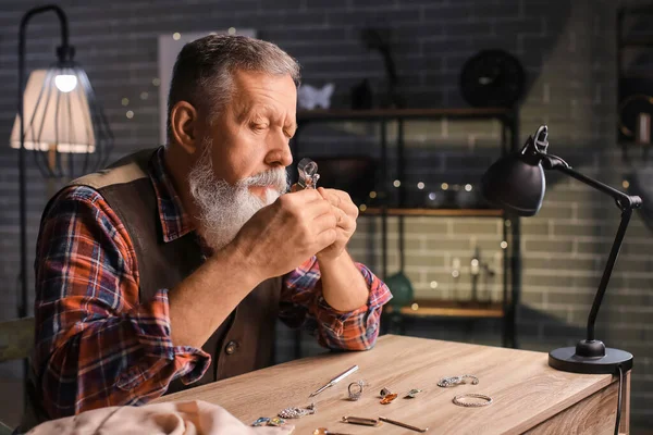 Juwelier Onderzoekt Edelsteen Werkplaats — Stockfoto