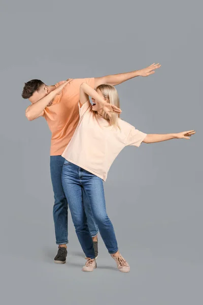 Feliz Dança Jovem Casal Fundo Cinza — Fotografia de Stock