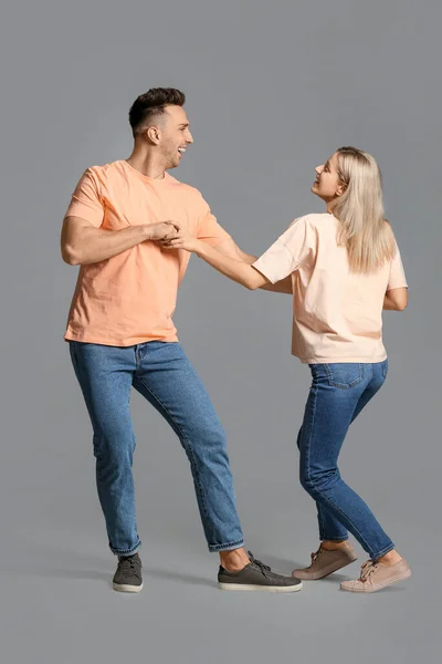 Gelukkig Dansen Jong Paar Grijze Achtergrond — Stockfoto