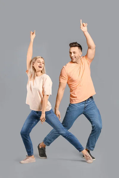 Feliz Pareja Joven Bailando Sobre Fondo Gris — Foto de Stock