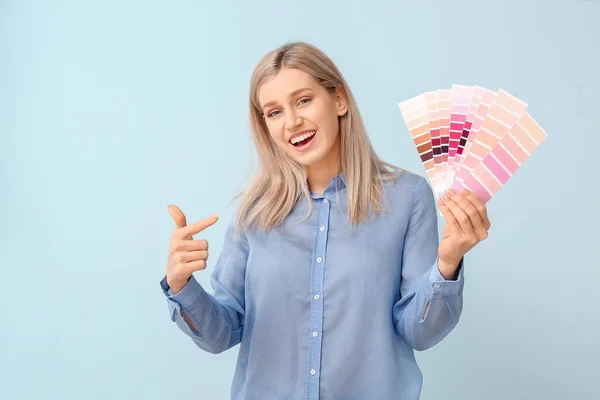 Jonge Vrouw Met Kleurenpalet Achtergrond — Stockfoto