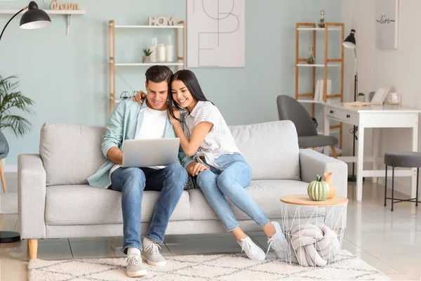 Feliz Pareja Joven Con Portátil Casa — Foto de Stock