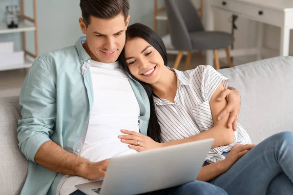 Feliz Pareja Joven Con Portátil Casa — Foto de Stock