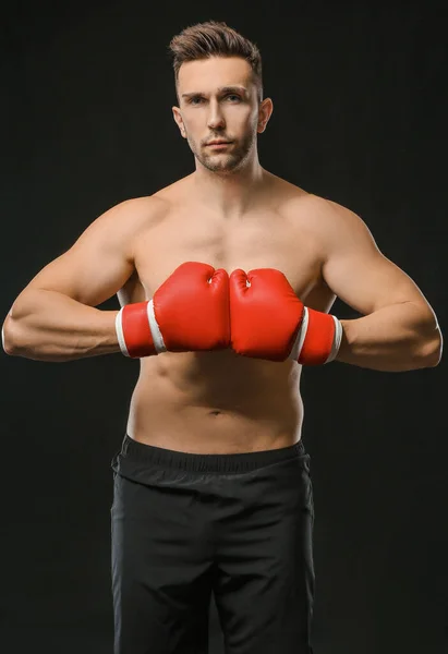 Guapo Joven Boxeador Sobre Fondo Oscuro — Foto de Stock