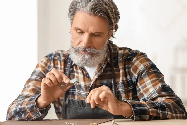 Jeweler Examining Gemstone Workshop — Stock Photo, Image