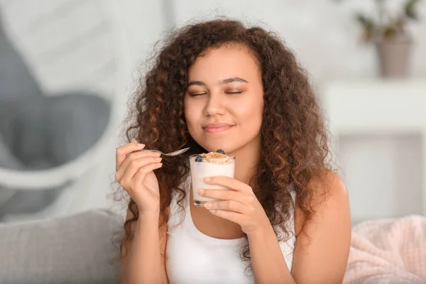 Mujer Joven Comiendo Sabroso Yogur Casa — Foto de Stock