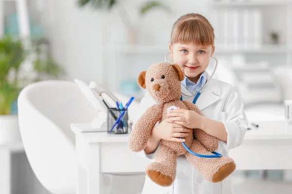 Cute Little Doctor Playing Teddy Bear Clinic — Stock Photo, Image