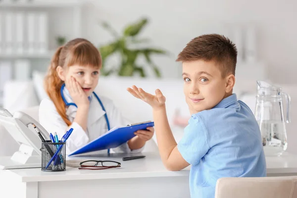 Netter Kleiner Arzt Arbeitet Mit Patient Klinik — Stockfoto